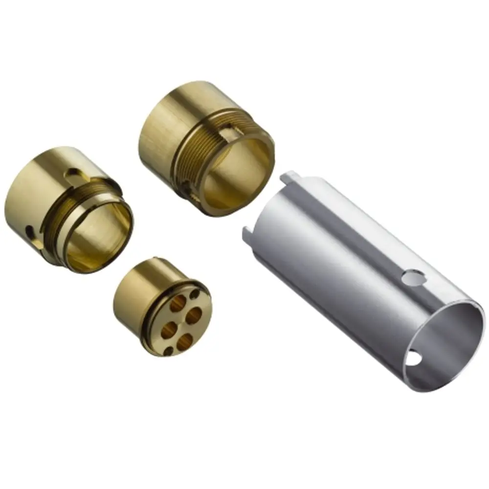 Vier Metallteile in verschiedenen Größen, zwei sind goldfarben und haben Gewinde, eines hat mehrere Aussparungen, und das letzte ist silberfarben und zylinderförmig. Produkte von AXOR.